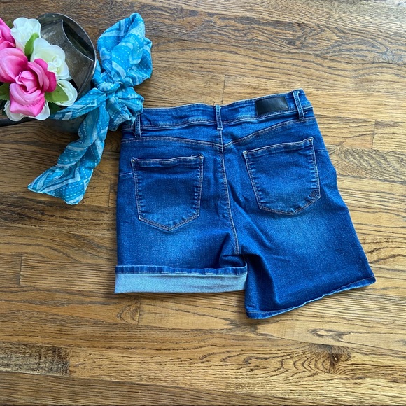 SOLD 🔴 Thorn Universal Stretchy Jean Shorts - Picture 3 of 7